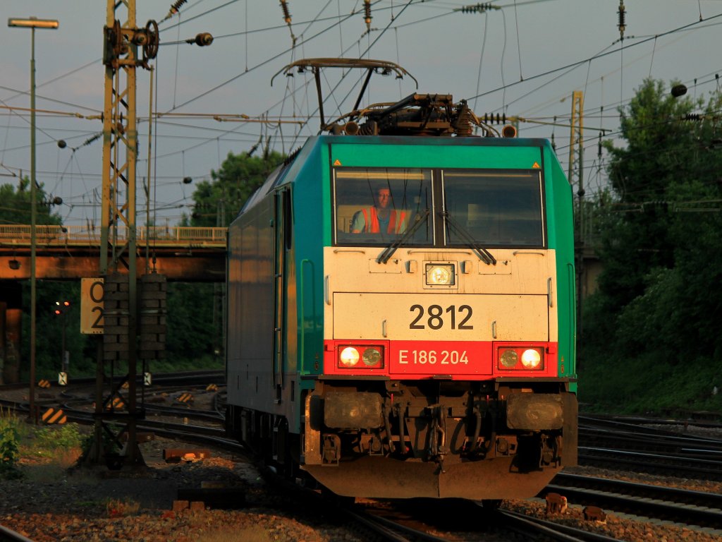 Am Abend des 24.05.2012 fhrt Cobra 186 204 (2812) bei einer Rangierfahrt im Licht der untergehenden Sonne.