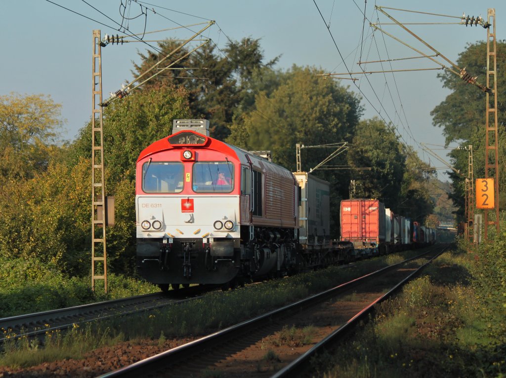 Am Abend des 24.09.2011 schleppt die Class66 DE 6311 von Crossrail einen Containerzug auf der Montzenroute am Gemmenicher Weg in Aachen zum Gemmenicher Tunnel und weiter nach Belgien.
