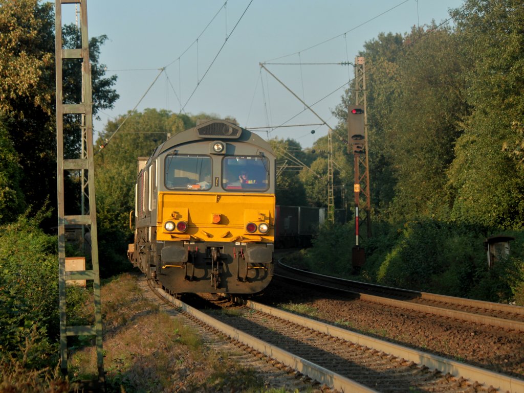 Am Abend des 24.09.2011 schleppt die Class66 DE 6309 von Crossrail einen Containerzug auf der Montzenroute durch das weiche Licht der untergehenden Sonne nach Belgien. Der Zug hat hier nur noch Schrittgeschwindigkeit, dieser Streckenabschnitt auf der Rampe zum Gemmenicher Tunnel ist sehr steil und durch die lange Linkskurve wird der Maschine hier einiges abverlangt. 