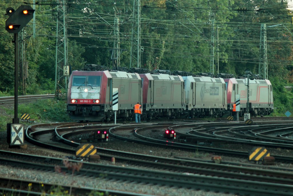 Am Abend des 24.09.2011 wird in Aachen West ein Crossrail-Lokzug zusammengestellt. 185 592-3 zieht kurze Zeit spter 185 590-7, 185 581-6  Celine Alia  und 185 594-9 Richtung Herzogenrath.