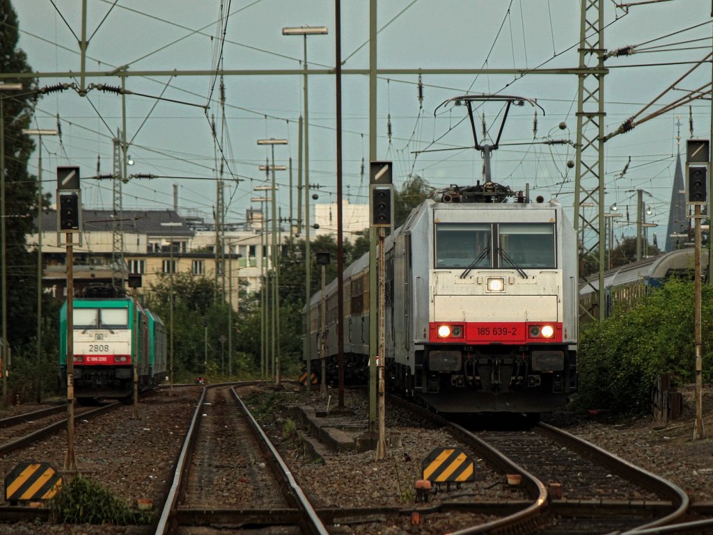 Am Abend des 25.08.2011 steht 185 639-2 (Railpool) der Rurtalbahn mit einem leeren Partyzug in Aachen West