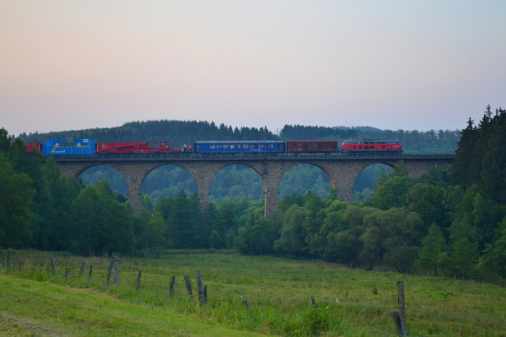 Am Abend des 26. Juli 2012 befrderte 225 017-3 einen Walzenstnder-Schwertransport von Kreuztal Gbf nach Dillenburg Gbf. Der Zug konnte um 20:54 Uhr auf dem Rudersdorfer Viadukt von mir fotografiert und gefilmt werden.