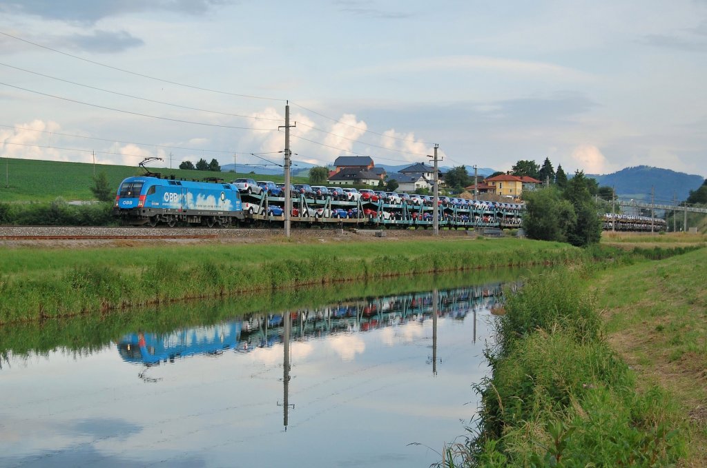 Am Abend des 28.06.2013 ist die 1016 023 mit einem Autozug in Wartberg an der Krems durchgefahren.