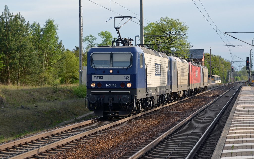 Am Abend des 29.04.12 fuhr dieser RBH-Lokzug durch Burgkemnitz Richtung Wittenberg. Bei den Loks handelt es sich um RBH-143(143 143), RBH-122(143 950), RBH-107(143 063) und RBH-105(143 186).