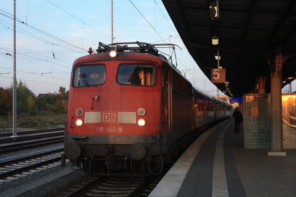 Am Abend des 29.09.2011 trifft 115 346 mit einem Zug aus ausgebesserten Schadwagen in Weimar ein. 