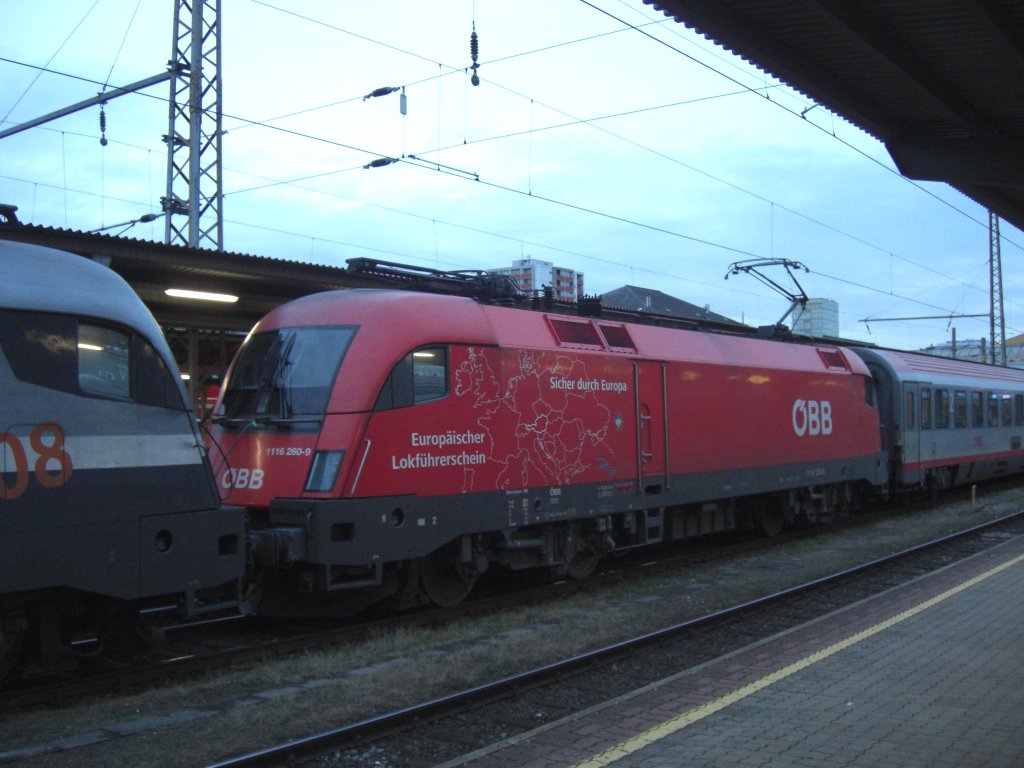 Am Abend des 30. Dezember 2009 stand 1116 260-9,  Europischer Lokfhrer-schein  im Salzburger Hauptbahnhof. Vorgespannt war die silberne
Railjet-Lok.