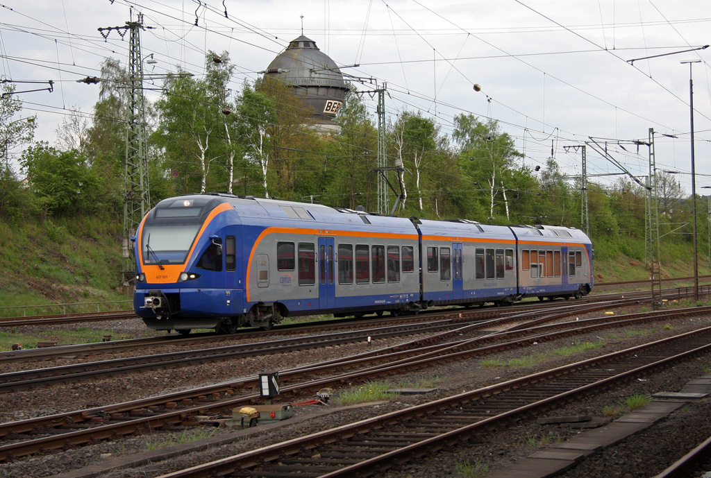 Am Abend des 30.04.2010 fhrt ein Cantus-Triebwagen der Linie R6, aus Eisenach kommend, in den Bahnhof Bebra ein.