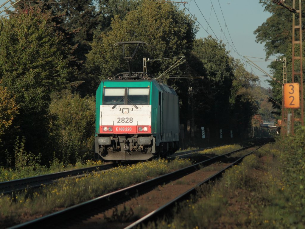 Am Abend des 30.09.2011 fhrt Cobra 186 220 (2828) als Lz von Aachen West auf der Rampe der Montzenroute zum Gemmenicher Tunnel hoch nach Belgien.