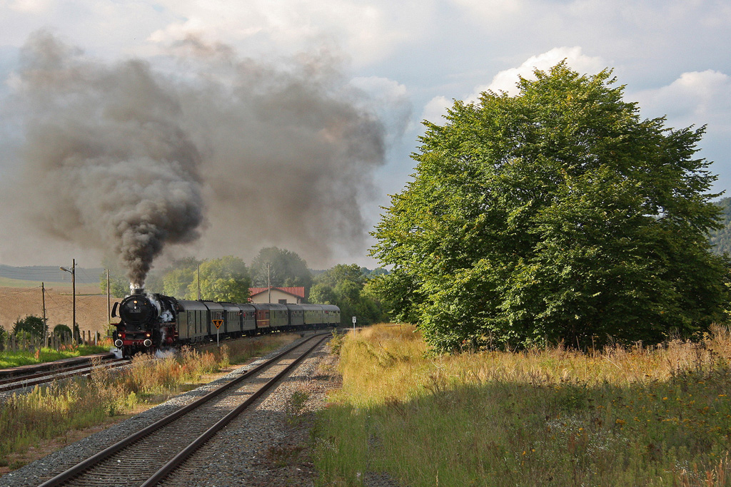 Am Abend des 4.September 2010 ist 01 1066 mit ihrem Sonderzug auf der Rckfahrt von den XVI.Meininger Dampfloktagen nach Stuttgart. Hier durchfhrt der Zug gerade Ritschenhausen.
