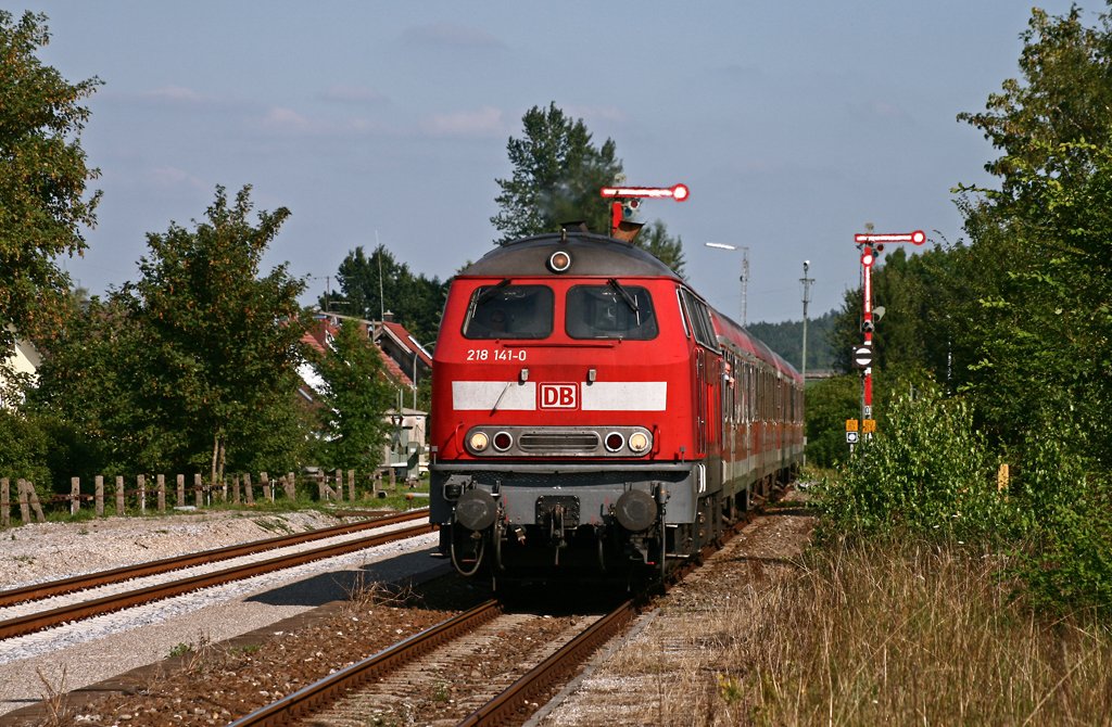 Am Abend des 5. August 2009 erreicht die letzte 218 der ersten Bauserie des Betriebshofs Kempten (Allgu), die im Jahr 1971 gebaute 218 141, mit dem RE 32684 von Mnchen nach Memmingen den Bahnhof von Sontheim (Schwab).