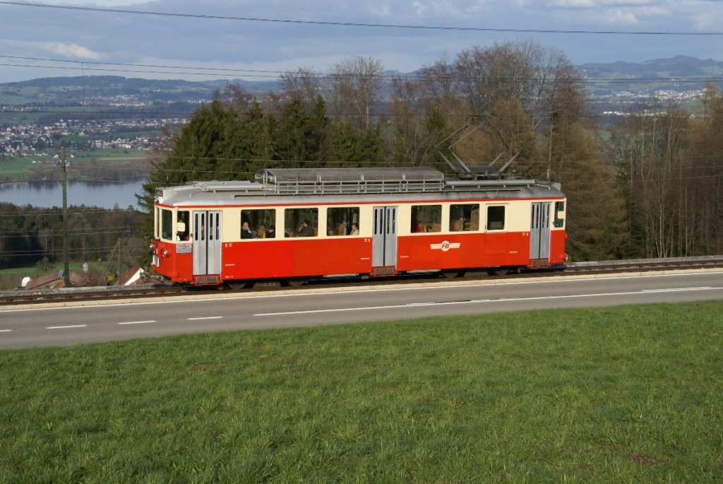 Am Abend des 5.4.10 kehrt der BDe 4/4 10, der ebenfalls an der Saisonerffnung des Trammuseums teilgenommen hat, von Esslingen zurck ins Depot. Ich konnte ihn mit dem Greifensee und dem Zrcher Oberland im Hintergrund bei Scheuren ablichten.