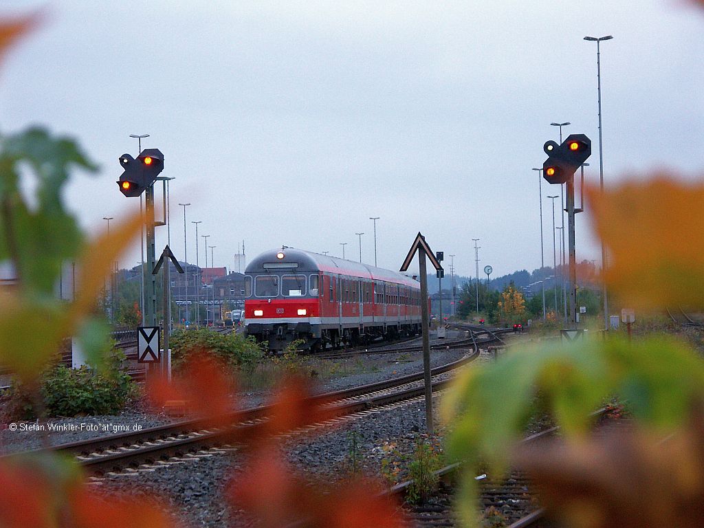 Am Abend des 6.10.2010 hoffte ich auf spte Sonnenstrahlen, hatte aber kein Glck . Dafr fuhr wieder 218 468 vor dem bekannten RE. Hier mit Herbstfarben in der Natur bei der geschobenen Ausfahrt aus Hof Hbf mit Steuerwagen voraus.