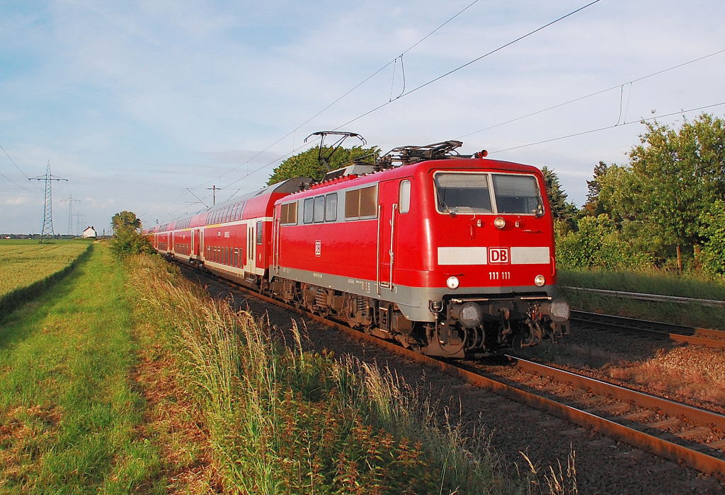 Am Abend des 6.6.2012 zieht die 111 111-1 einen RE4Zug nach Aachen, hier kurz vorm B Seidenweberstrae in Herrath.