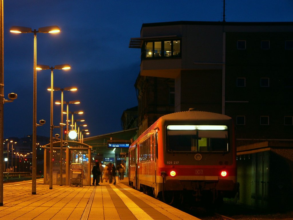 Am Abend des 8.11.2010 ist 628 237 grade aus Selb in Hof Hbf eingefahren. Auf dem Bahnsteig stand noch ein kurzes altes Bahnsteigdach, das bei der Erhhung leider sinnlos verschwand.... Der Tw wird an dem Abend nochmals nach Selb starten.