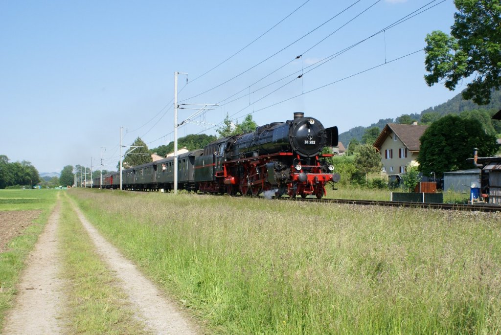 Am Abend ging es dann fr die Pacific 01 202 wieder zurck Richtung Basel, hier in Malters. (5.6.10)