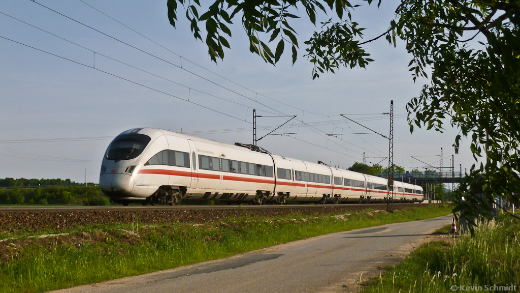 Am Abend ist ICE 1502 von München nach Berlin bei Kersbach in Richtung Bamberg unterwegs. (19.05.2012)