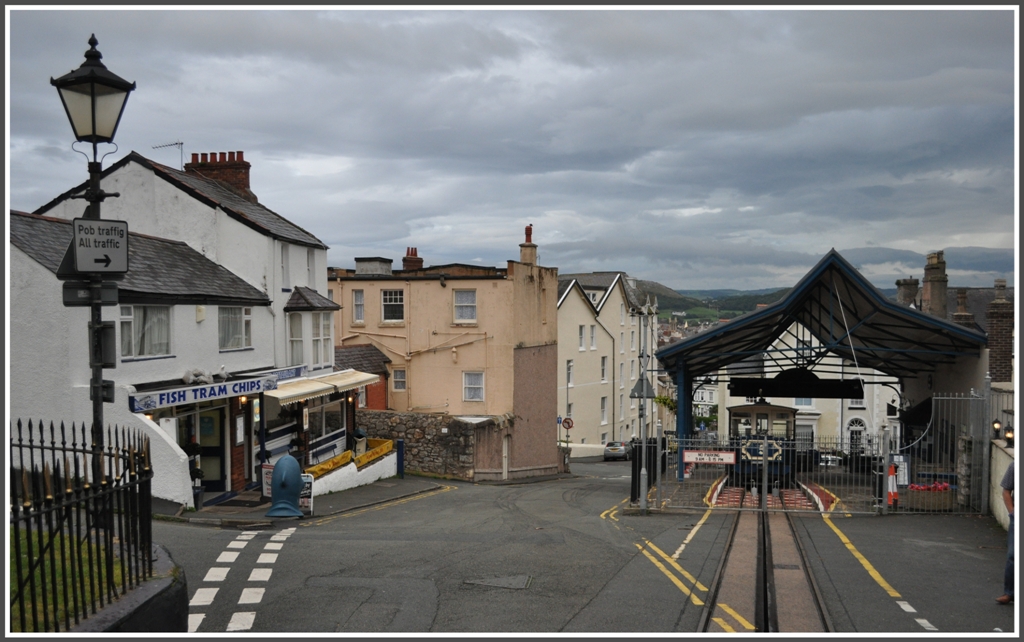 Am Abend nach Betriebsschluss wird die Talstation Victoria abgeschlossen, nur das Fish Tram Chips Pub bleibt geffnet. (13.08.2011)
