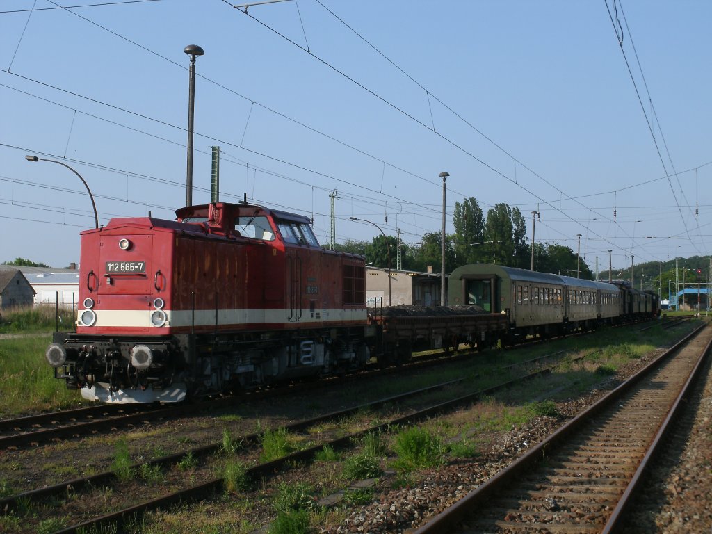 Am Abend,vom 05.Juni 2011,war der Einsatz von der PRESS 112 565 und der 91 134 auf Rgen beendet,zusammen ging es mit dem Schweriner Traditionszug,einen Kesselwagen,einen Niederbordwagen und drei Rekowagen zurck in die Heimat.Als der Zug Bergen/Rgen verlie hatte ebenfalls die Ferkeltaxe 172 132/171,nach Lauterbach Mole,ebenfalls Ausfahrt,so verabschiedeten sich alle Drei mit einem langen Pfiff. 