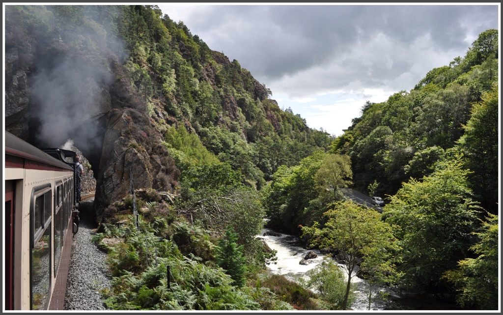 Am Aberglaslynpass schlngelt sich der Zug langsam eine Schlucht hinunter und passiert dabei mehrere Tunnels. (14.08.2011)