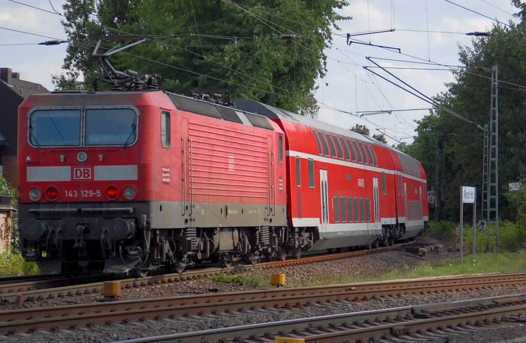 Am Abzweig nach Odenkirchen ist die 143 129-5 in schiebender Ttigkeit zu sehen....es ist ein Zug der RB 27 nach Koblenz. 15.7.2011