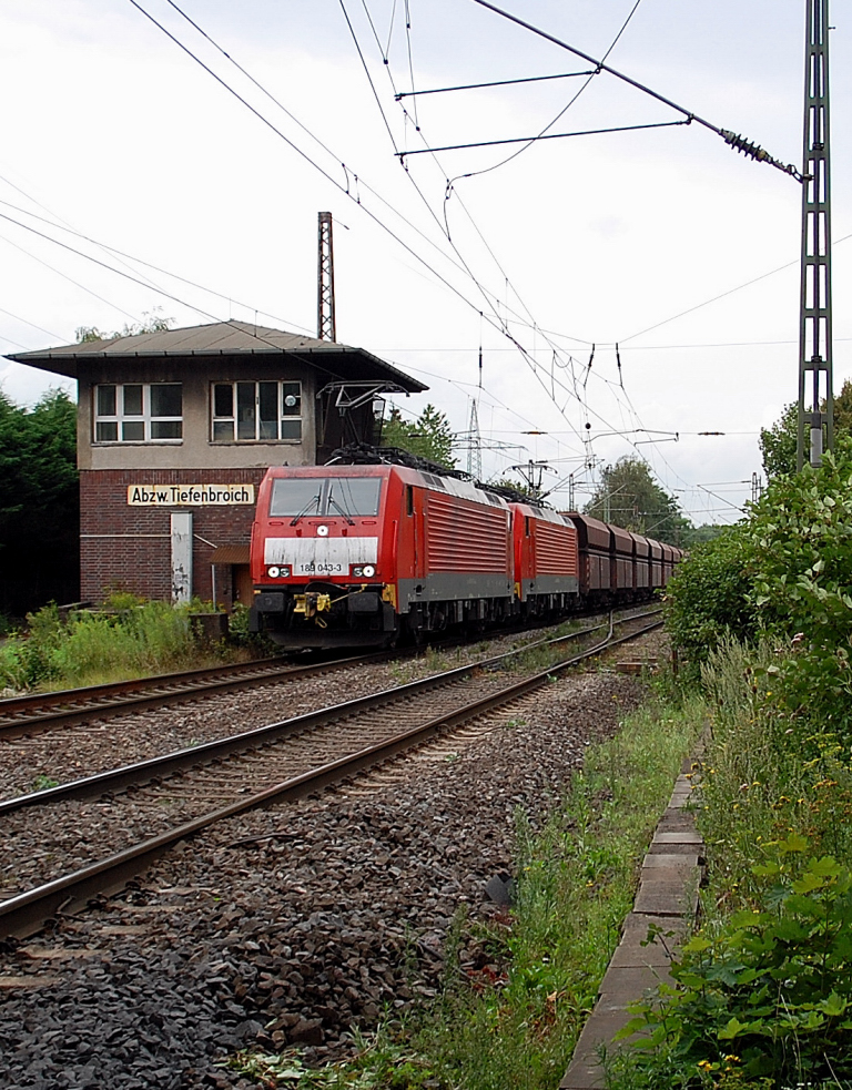Am Abzweig in Ratingen Tiefenbroich kommt die 189 043-3 mit einer Schwesterlok und einem Kohlewagenganzzug in Richtung Sden vorbei gefahren. 6.8.2011