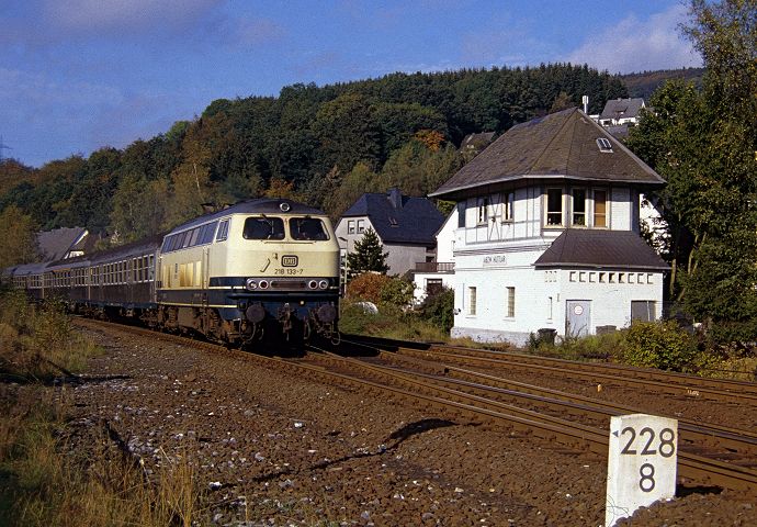 Am Abzwg. Nuttlar 218 133 am 08.10.1988 mit Eilzug Hagen - Warburg