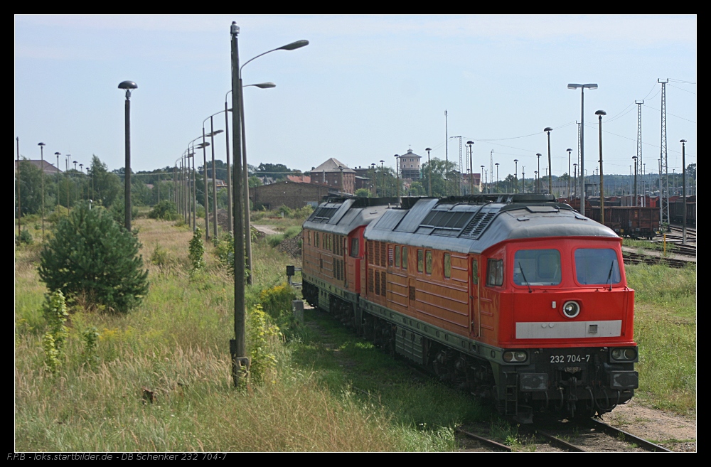 Am �u�ersten Rand des Gleisfeldes konnte 232 704-7 mit einer Schwesterlok entdeckt werden. Irgendwie verlassen an der Stelle (gesehen Angerm�nde 21.08.2010)