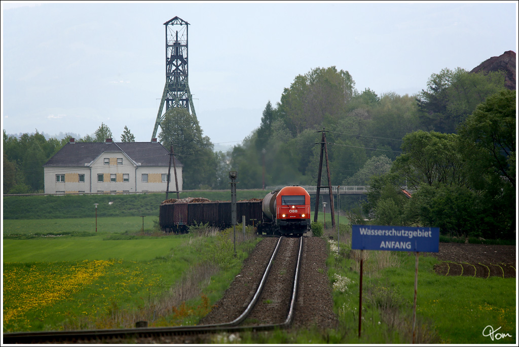Am alten Frderturm in Fohnsdorf vorbei, zieht 2016 051 den Gterzug 63516 von Knittelfeld nach Pls.  
10.5.2013