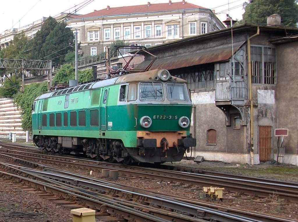 Am alten Stellwerk Sg5 von Szczecin Glowny vorbei fuhr ET22-335 am 04.September 2010 in den Bahnhof.