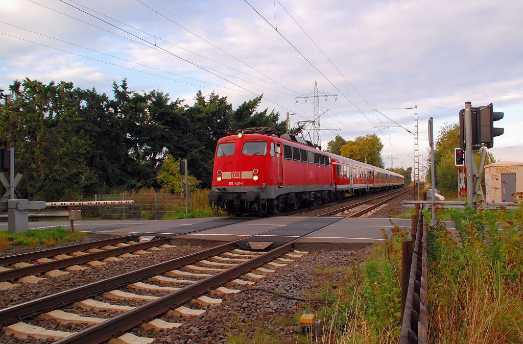 Am Anfang des B� ist sie jetzt auf dem Weg zum n�chsten Halt die 110 401-7. 27.8.2012