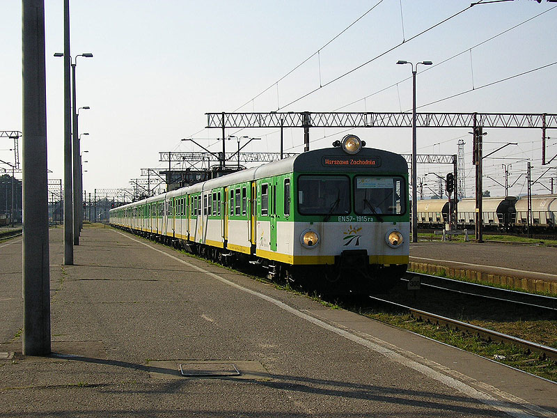 Am Anfang vekrehrte der Ausflugszug  Słoneczny  als 3 gebundene EN57-Triebzge. Zur Zeit sind das die Dosto-Garnituren. Hier EN57-1915 als KM51730 manvriert, bevor er am 23.07.2006 Gdynia Głwna Osobowa verlassen kann.