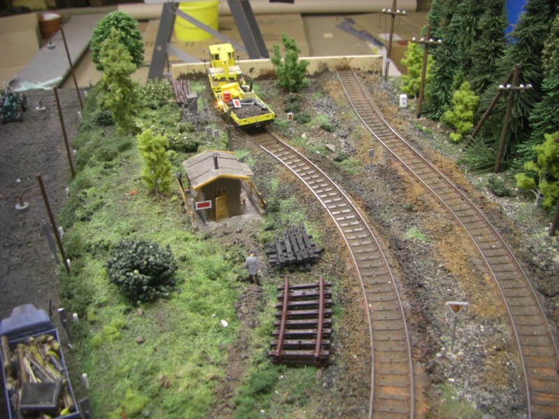 Am Anschlussgleis zum Sgewerk (nchste Modul muss noch gebaut werden)
liegen Gleisstcke, sowie Schwellen und ganze Gleisjoche.
