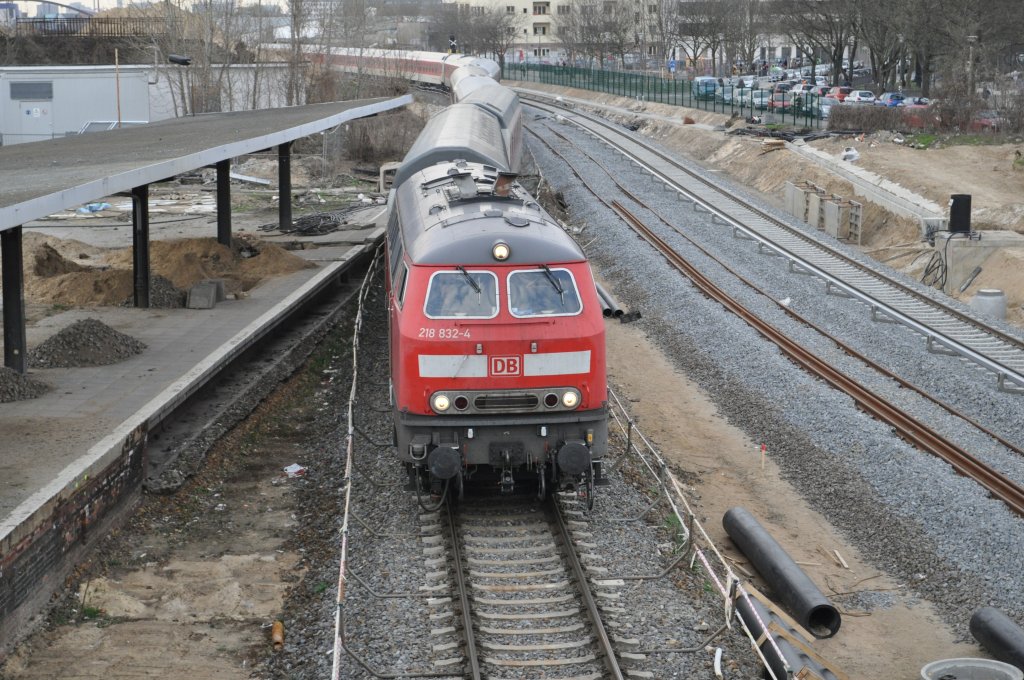 am Bahnhof Berlin Ostkreuz am 18.04.2013 kommt der Nachtzug aus Berlin Wrg auf dem Behelfsgleis  zur berfhrung auf die Berliner S-Bahn nach Lichtenberg