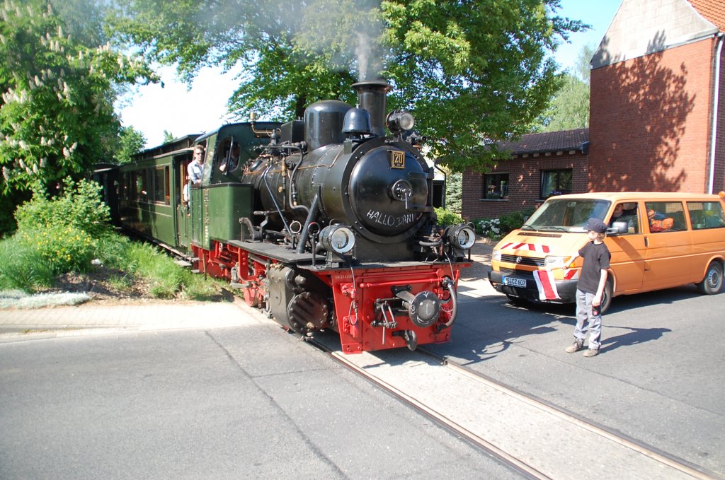 Am Bahnhof Birgden an der Selfkantbahn �berquert die Lok Nr. 20 den Bahn�bergang Bahnhofstra�e. 25.4.2011