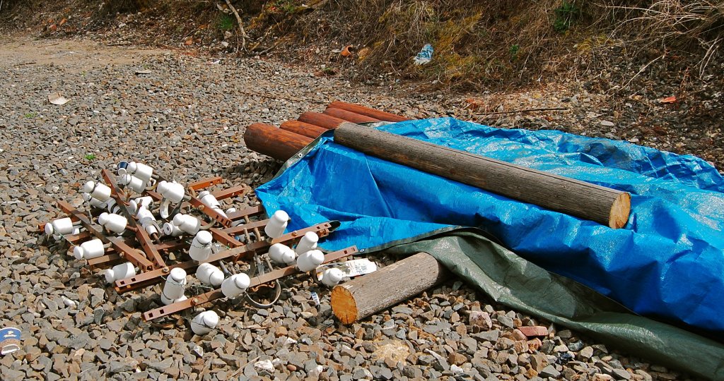 Am Bahnhof von Neustadt Aisch liegen Ersatz-Isolatoren und Masten fr Telegrafenleitungen einfach herum.