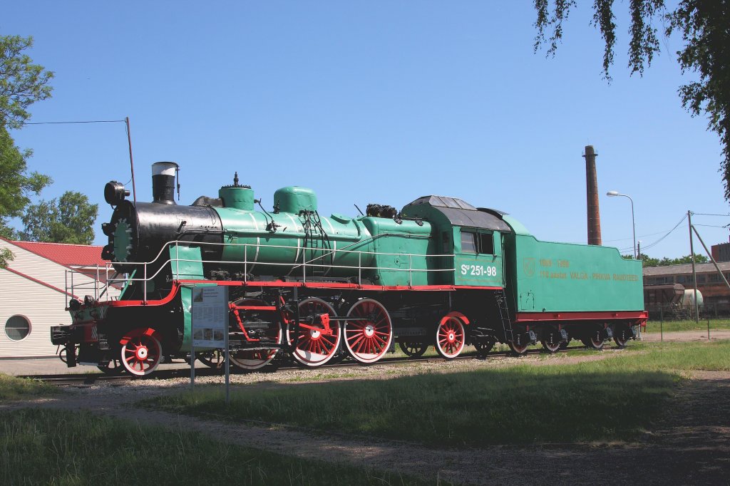 Am Bahnhof Valga steht rechts neben dem Empfangsgebude, wenn man davor steht,
diese SU 251-98 als Denkmal.
Aufnahme am 12.6.2011