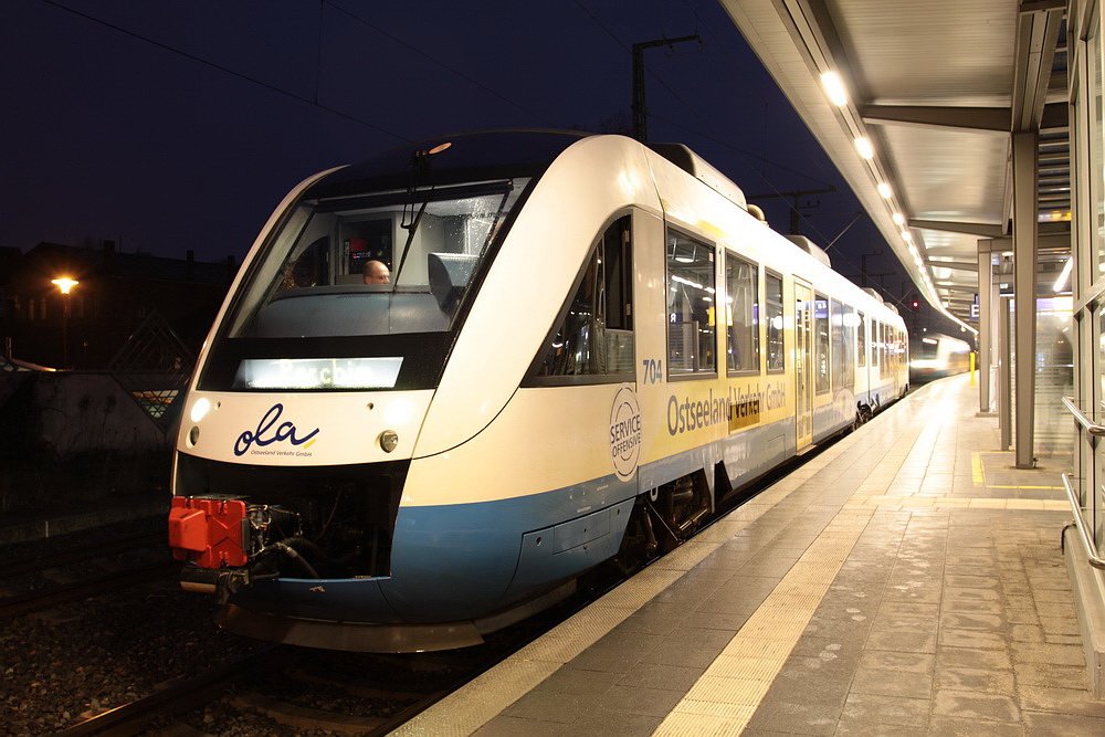 Am Bahnsteig 4 steht der Triebwagen der OLA und im Hintergrund kommt ein zweiter Triebwagen zum ankuppeln an den ersten. 28.12.2009