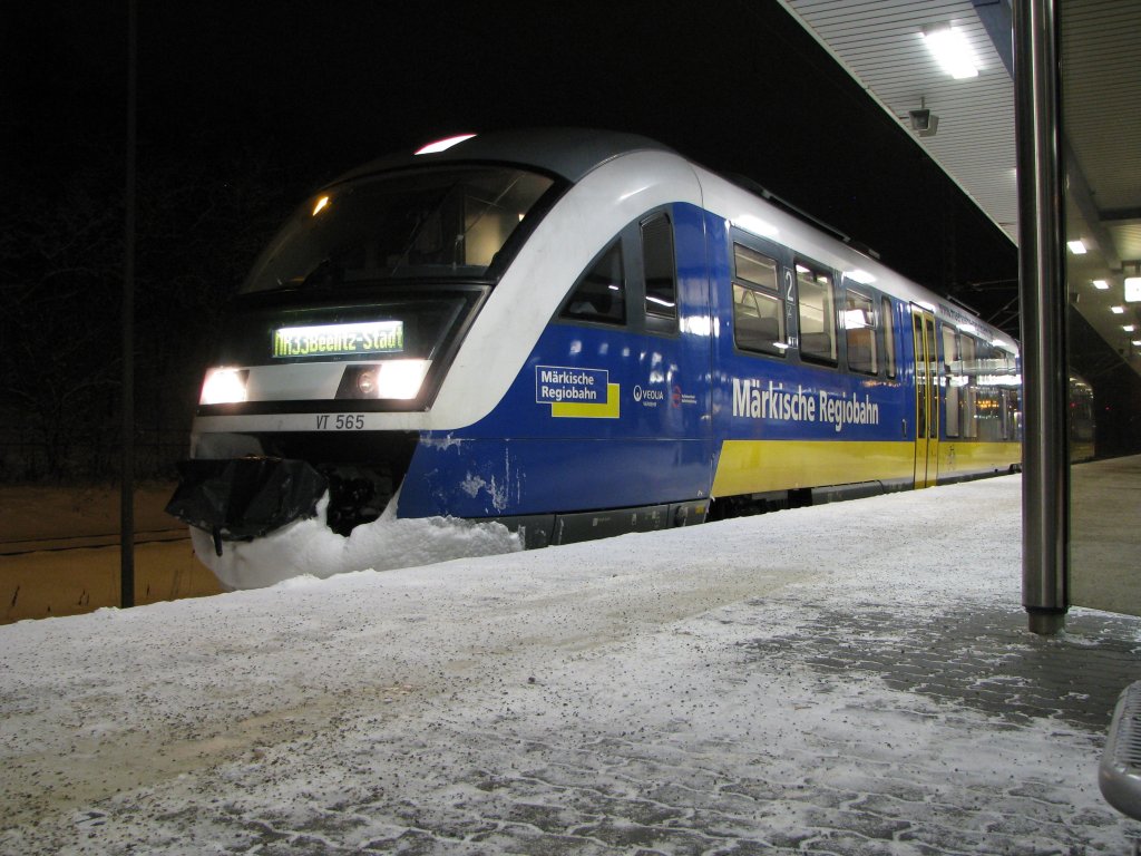 Am Bahnsteig von Jterbog VT 565 der MR (OLA) zur Rckfahrt nach Beelitz Stadt.
