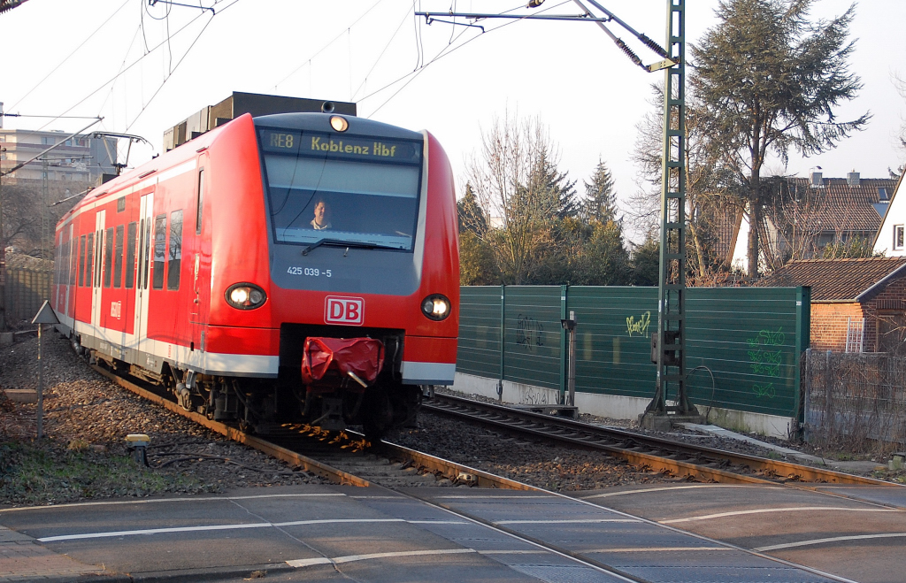 Am Bahnbergang Bergheimer Strae kommt gerade der 425 039-5 gefahren in Richtung Kln. 4.3.2011