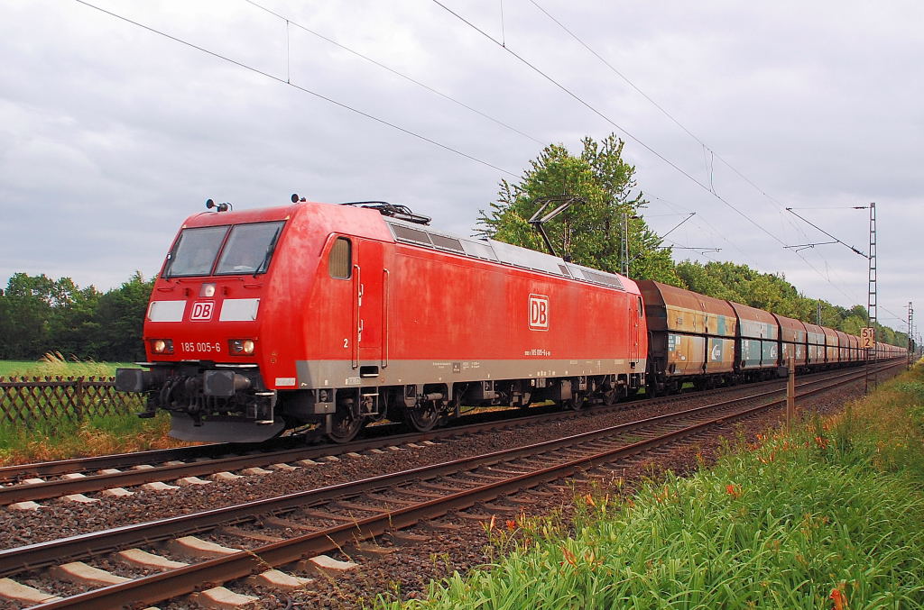 Am Bahnbergang Herrather Linde kommt die 185 005-6 mit belgischen Kohlewagen in Richtung Rheydt gefahren....6.6.2012