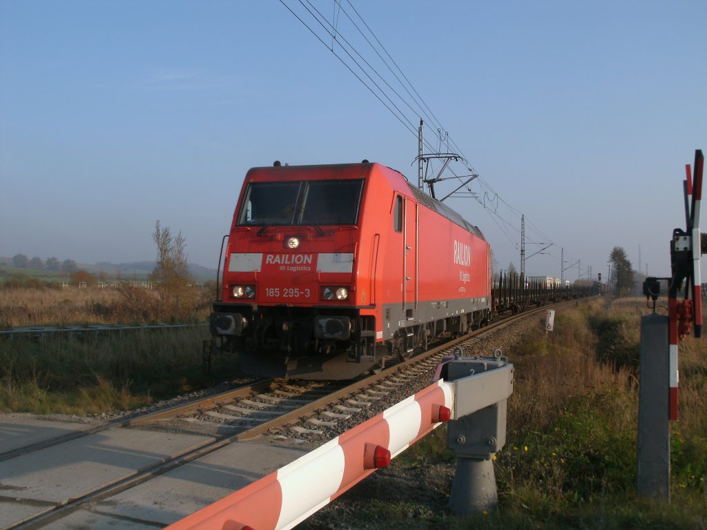 Am Bahnbergang Mukran West entstand die Aufnahme von 185 295 als Diese,am 05.November 2011,Mukran nach Seddin verlie.