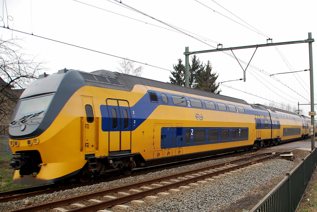 Am Bahnbergang Schouwberg in Roermond passiert dieser Doppelstock IC in wenigen Minuten hat der Zug den Bahnhof erreicht. Sonntag 20.2.2011
