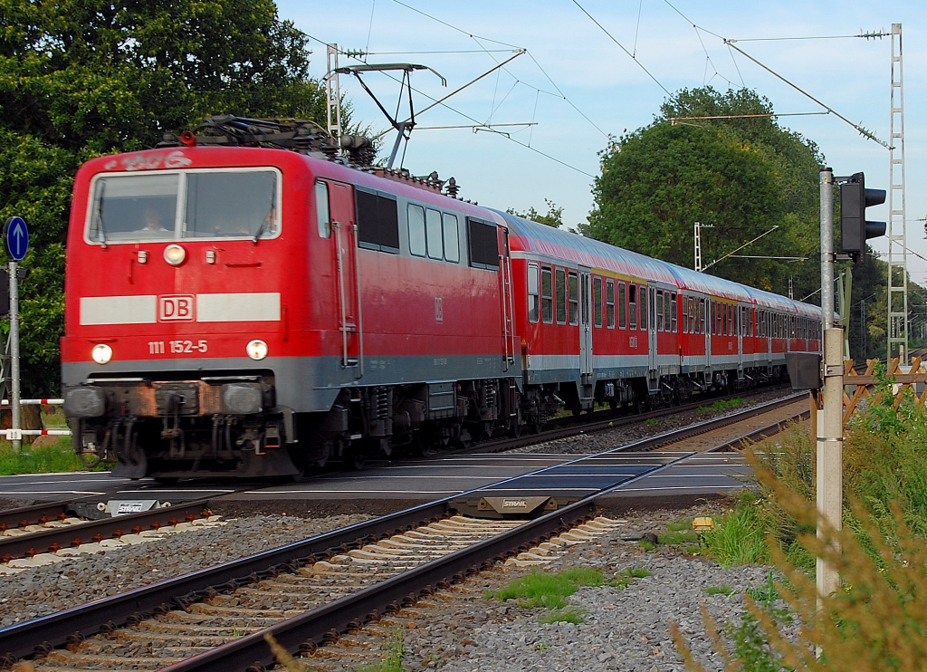 Am Bahnbergang in Wrm, quert gerade 111 152-5 mit einer Verstrker RE4 nach Aachen. 6.9.2010