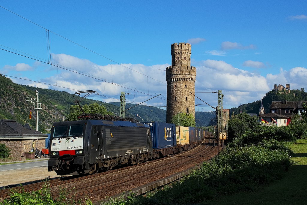 Am bekannten Motiv mit dem Ochsenturm zieht eine MRCE-189 einen Containerzug durch Oberwesel (14.7.2012)