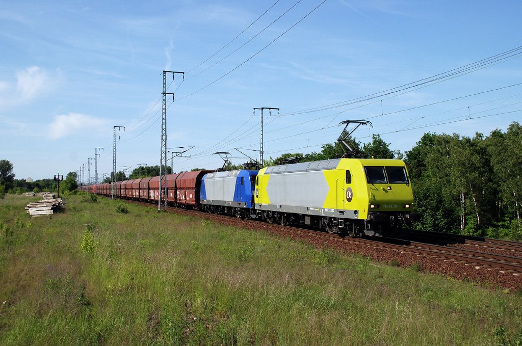 am Berliner Aussenring in der Wuhlheide am Nachmittag des 05.06.2010 Alpha-Trains 145-CL 031+145-CL 202 in Diensten von DB Schenker mit dem Erzzug Hamburg - Ziltendorf
