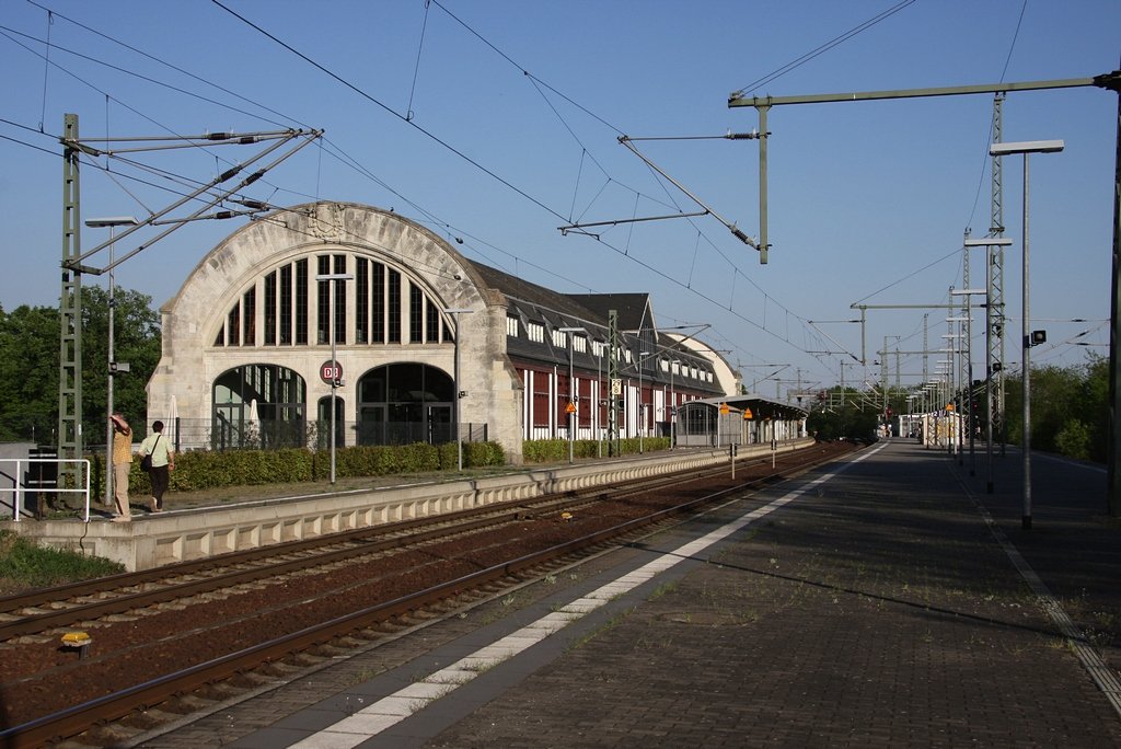Am Bf Potsdam Park Sanssouci befindet sich der eh. Kaiserbahnhof (erffnet 1909). Das seit 1999 zum Weltkultuerbe gehrende Bauwerk wurde ab 2002 restauriert und wird seit 2005 durch die DB Akademie genutzt. (02.05.2009)