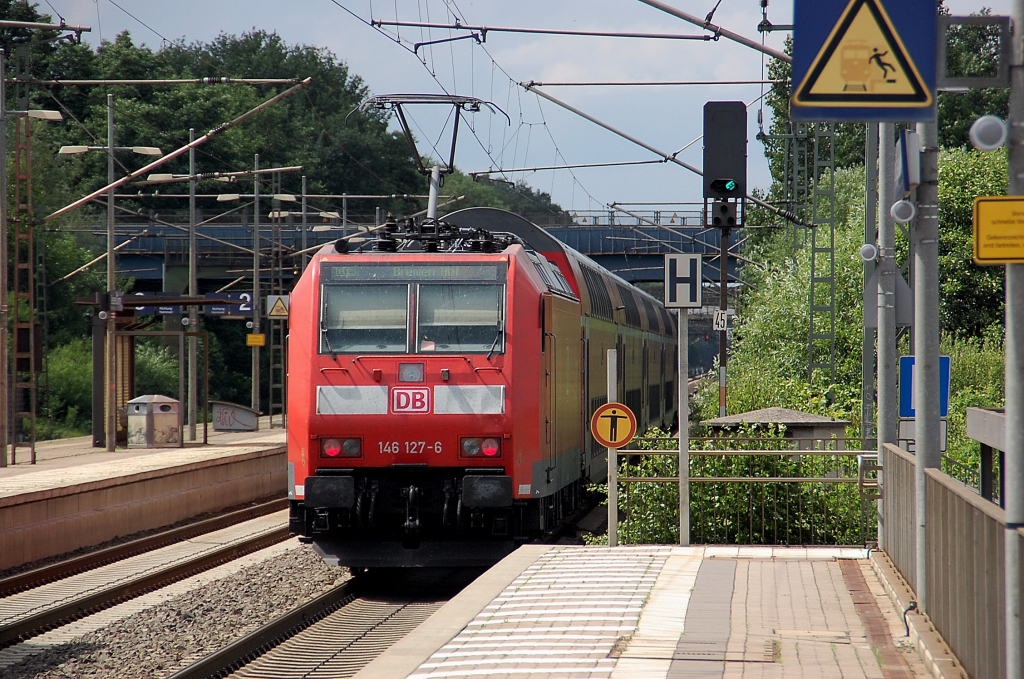 Am Blocksignal in Dedensen-Gmmer fhrt mit hoher Geschwindigkeit die 146 127-6 als RE mit einer Einheit Dostckwagen am Mittag des 9.7.2011 hindurch. Ziel der Fahrt ist Bremen Hbf.