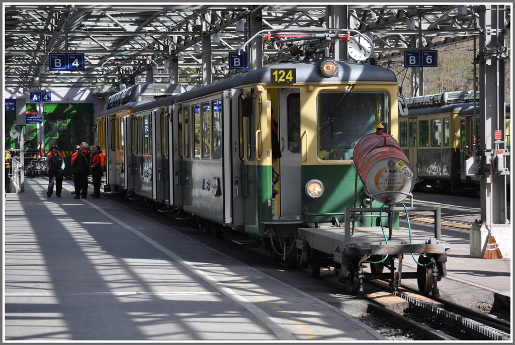 Am BOB Bahnhof in Lauterbrunnen startet die Wengeralpbahn ber Wengen - Kleine Scheidegg nach Grindelwald, wo wieder Anschluss an die BOB besteht. Vor dem Steuerwagen 124 luft heute ein Schienenschmierwagen, womit das Quitschen in den Kurven reduziert wird. Spurweite 800mm. (25.04.2012)