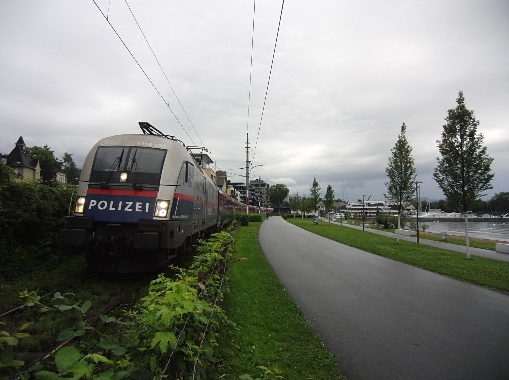 Am Bregenzer Bodenseeufer zieht 1116 250 die Railjet-Wagen von der Bereitstellung im Bahnhof Wolfurt kommend am 11.07.2012 nach Lindau, um dort die Fahrt als RJ 561 nach Wien zu beginnen.