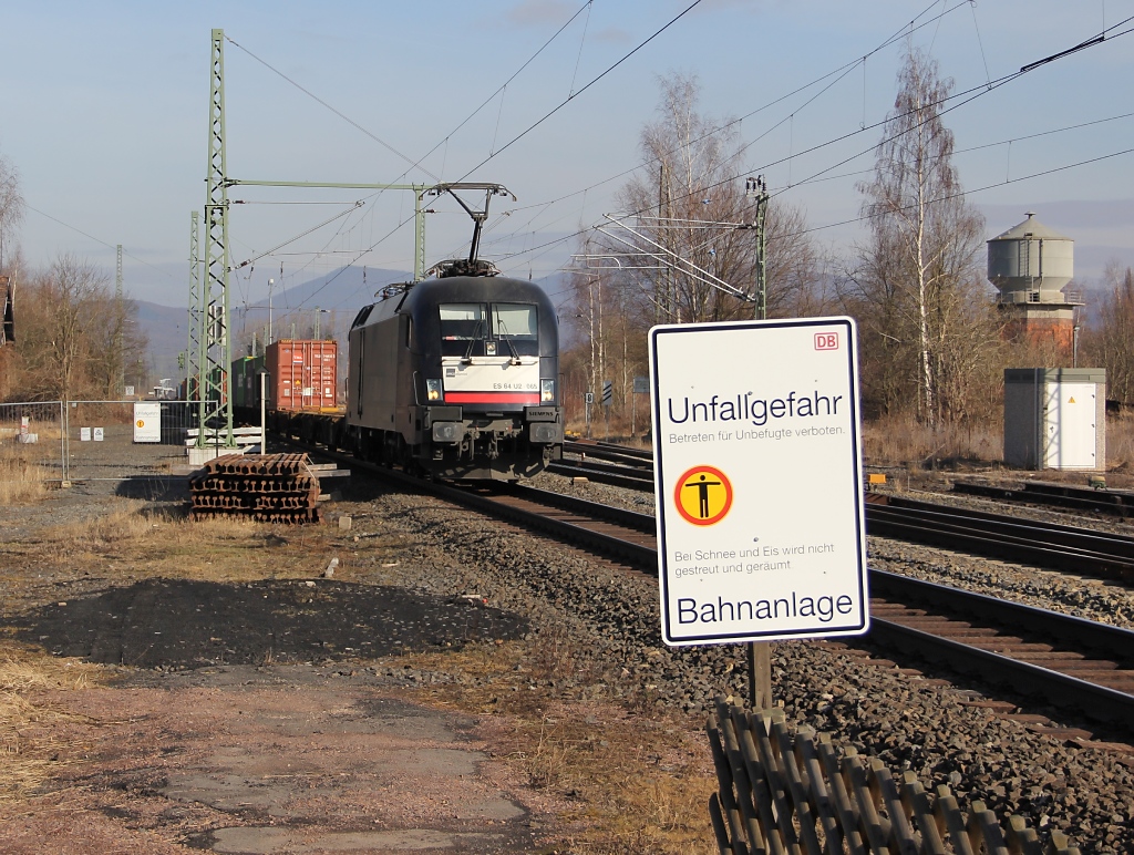 Am B Eltmannshausen/Oberhone knnen manchmal nicht genug Schilder stehen fr ungeduldige Autofahrer und Fugnger... Hier kommt gerade 182 565 (ES 64 U2-065) mit Containerzug in Richtung Sden vorbei. Aufgenommen am 22.02.2012.